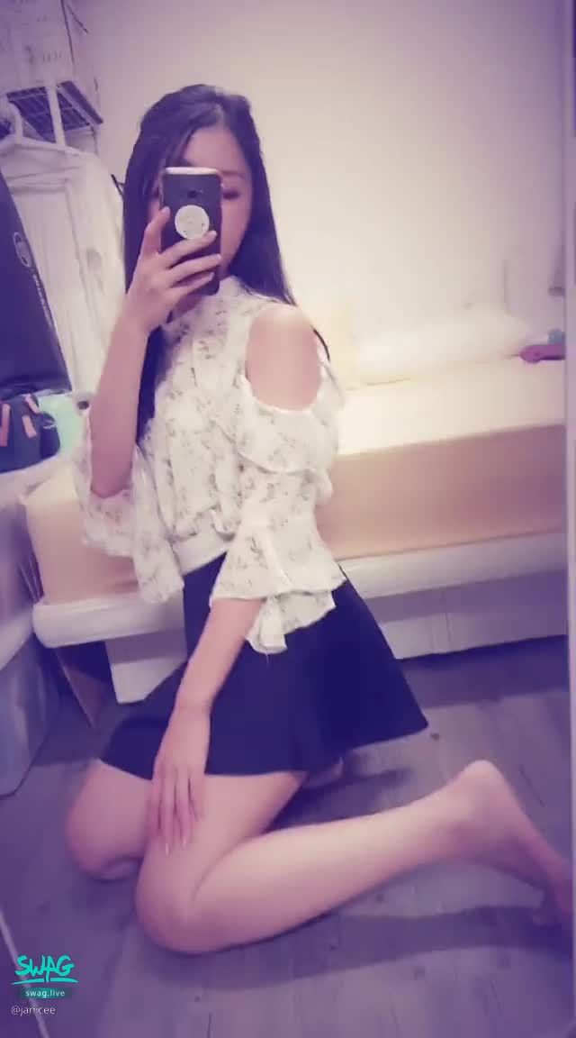janicee : 動動腳💗
半透襯衫💙
動動迷你裙下的赤腳♥️
隱約襯托姣好線條💋