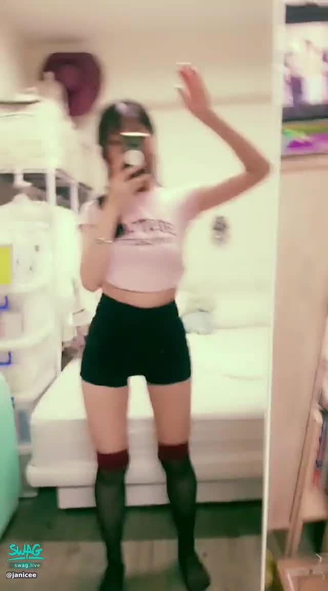 janicee : 抬起手，扭起來
零二搖♥️
性感超短褲💙
微露內衣下緣🌹
酒紅色大腿襪💚
shake shake💗