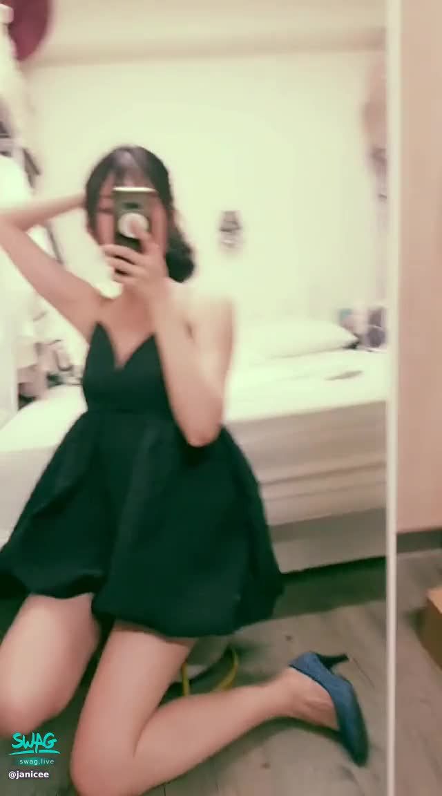 janicee : 抓個馬尾😍
蓬蓬的短裙擺⭐
黑色低胸性感小禮服♥️
Little black dress👠
#性感 #美腿 #高跟鞋 #美背 #鎖骨 #長髮 #足控 #腿控 #黑髮 #低胸 #細肩帶 #洋裝