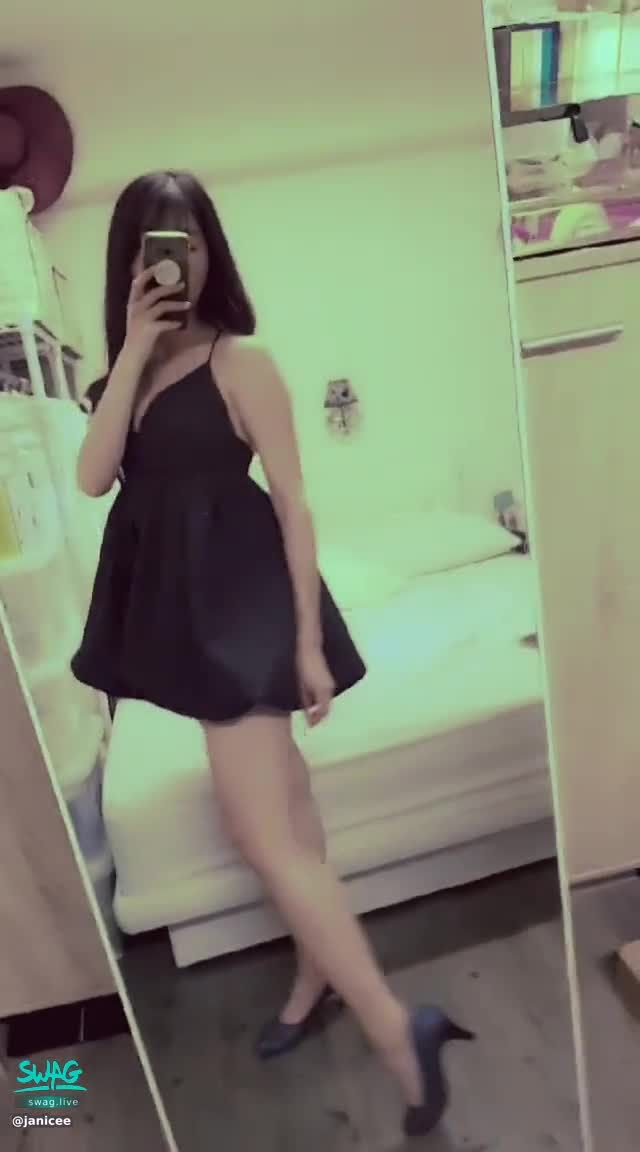 janicee : 露出交叉的美背與內衣♥️