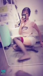 janicee : 馬尾與絕對領域😍
微露內衣下擺的上衣😈
短褲下的絕對領域⭐
一抹酒紅色的膝上襪💗