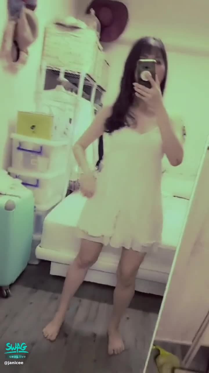 janicee : 半透裙擺的細肩帶白色睡衣💙
跳著黑桃A💚
陪你一起不睡💋