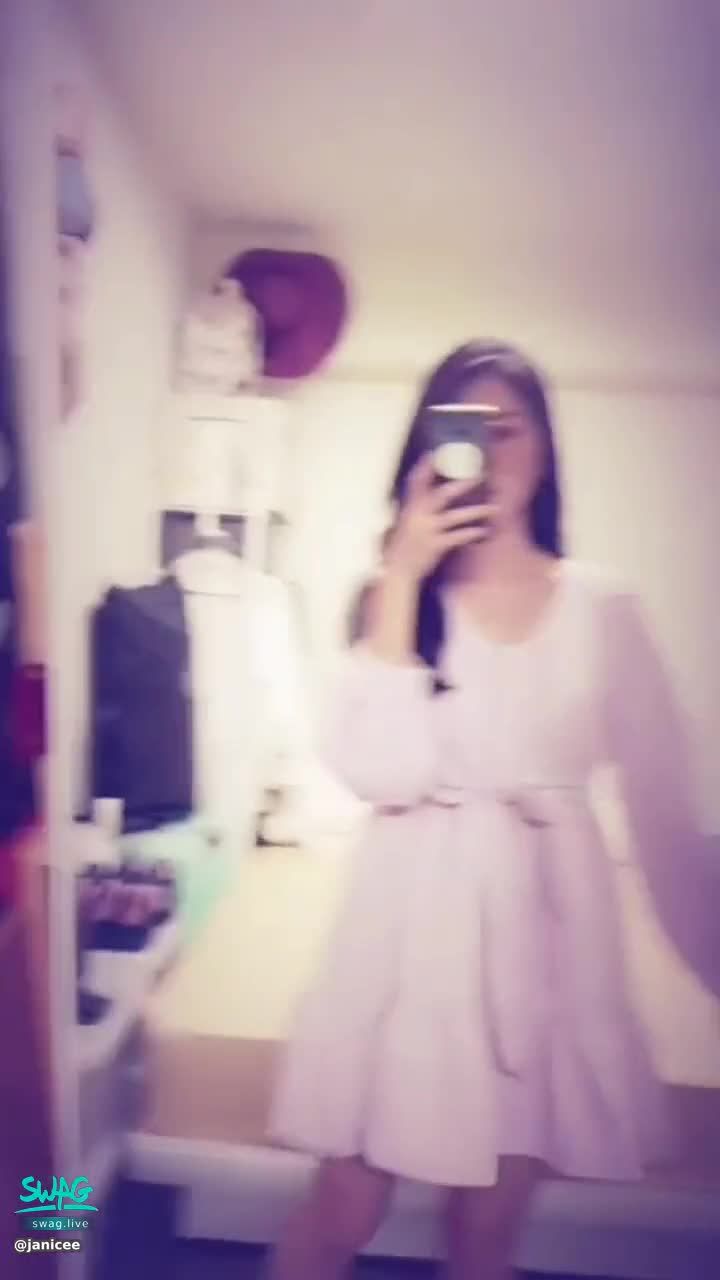 janicee : 可愛系洋娃娃洋裝💙
赤腳，還有穿上膝上襪的模樣一次滿足💓