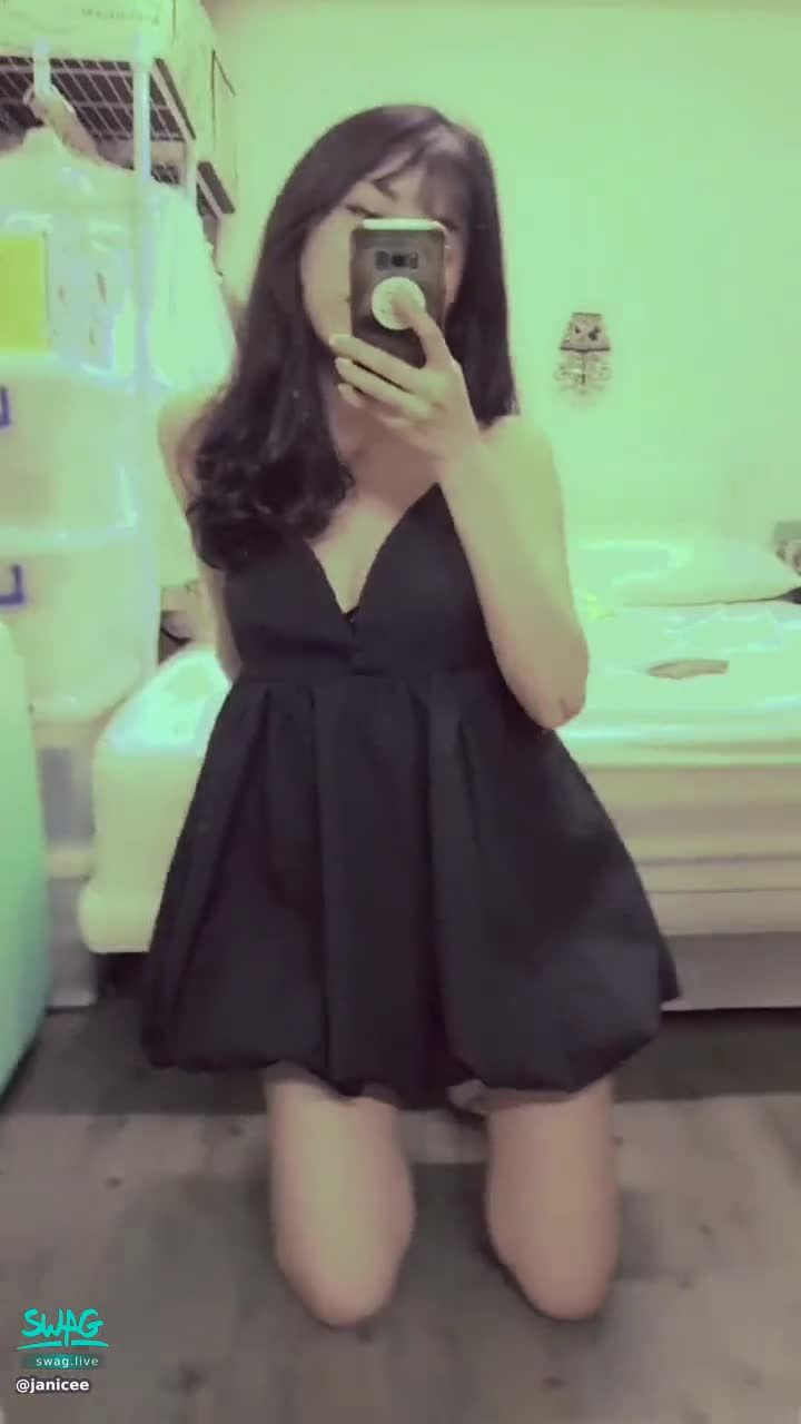 janicee : 不經意露出內衣
蓬蓬的短裙擺⭐
低胸又美背的小禮服♥️
Little black dress👠
#性感 #美腿 #高跟鞋 #美背 #鎖骨 #長髮 #足控 #腿控 #黑髮 #低胸 #細肩帶 #洋裝