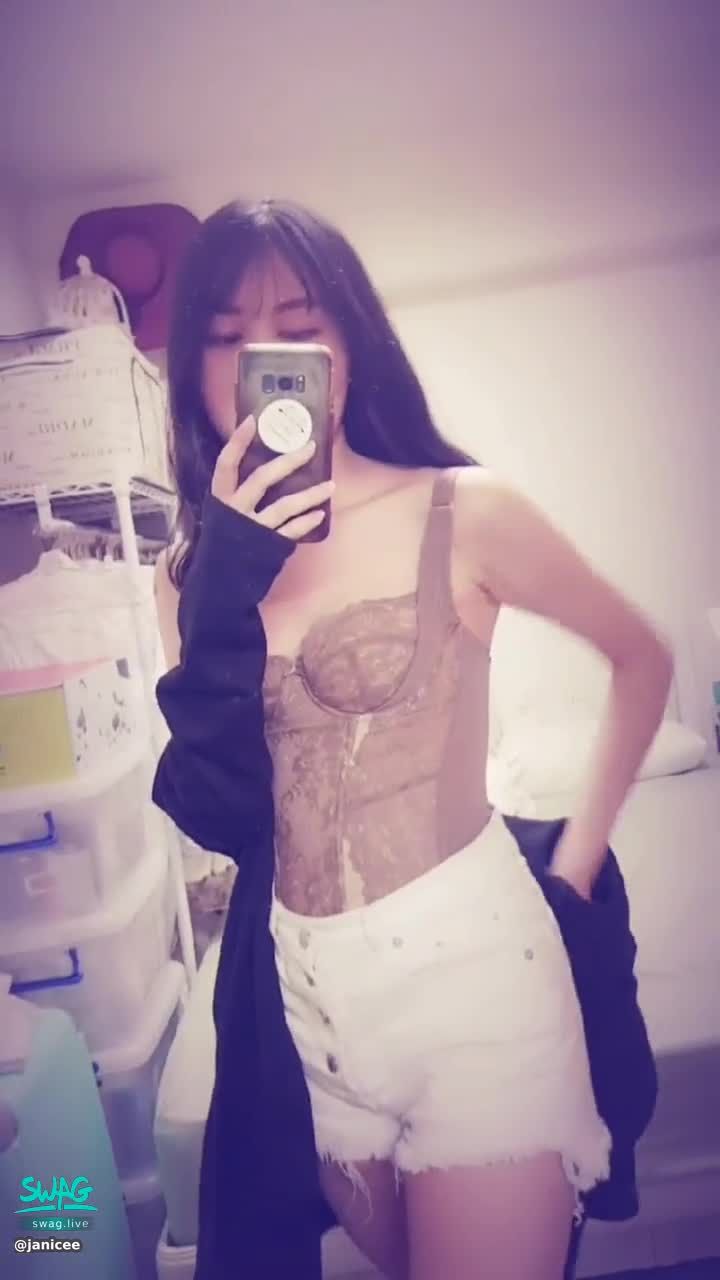janicee : 彎腰的爆乳馬甲😈
蕾絲馬甲式內衣🌹
彎腰時的邪惡視角👀
配上白色牛仔褲💖
性感高跟鞋美腿💙
Corset💗
#sexy #短褲 #美腿 #corset #馬甲 #性感 #鎖骨 #長髮 #腿控 #可愛 #高跟鞋