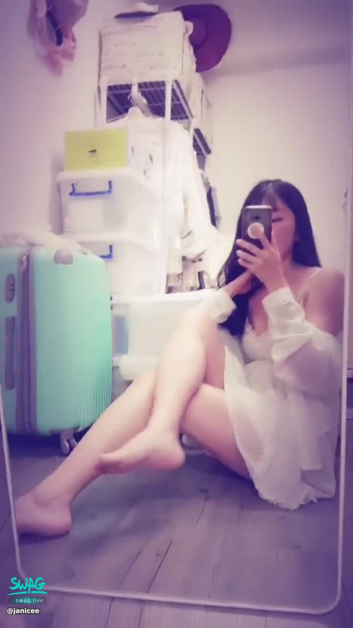 janicee : 睡衣與裸足🌹