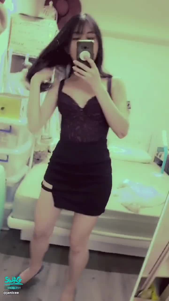 janicee : 鏤空迷你裙與馬甲😈