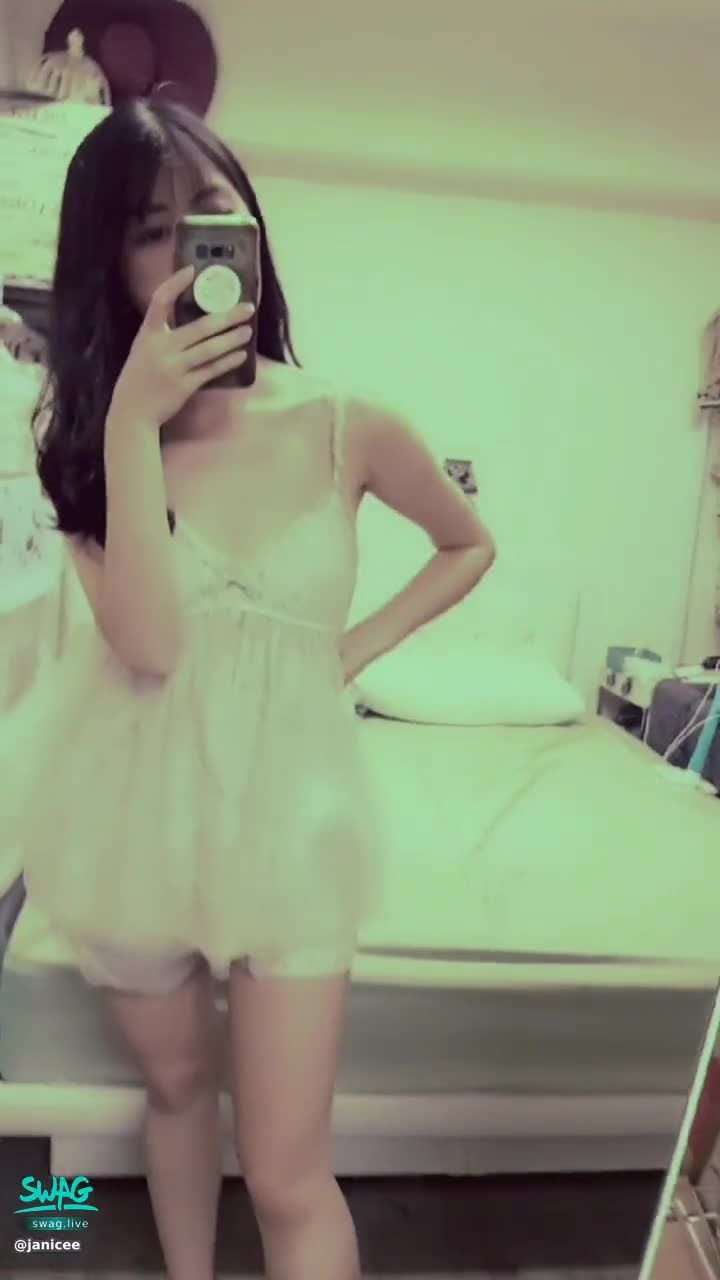janicee : 曝光的M字腿👀
曝光的M字腿😈
放下肩帶揉胸♥️
花嫁系睡衣💋
低胸露出肌膚與鎖骨💙
摸摸白皙的美腿🌸
pure white💚
#性感 #美腿 #鎖骨 #長髮 #足控 #腿控 #黑髮 #細肩帶 #睡衣 #赤腳 #裸足 #低胸 #曝光