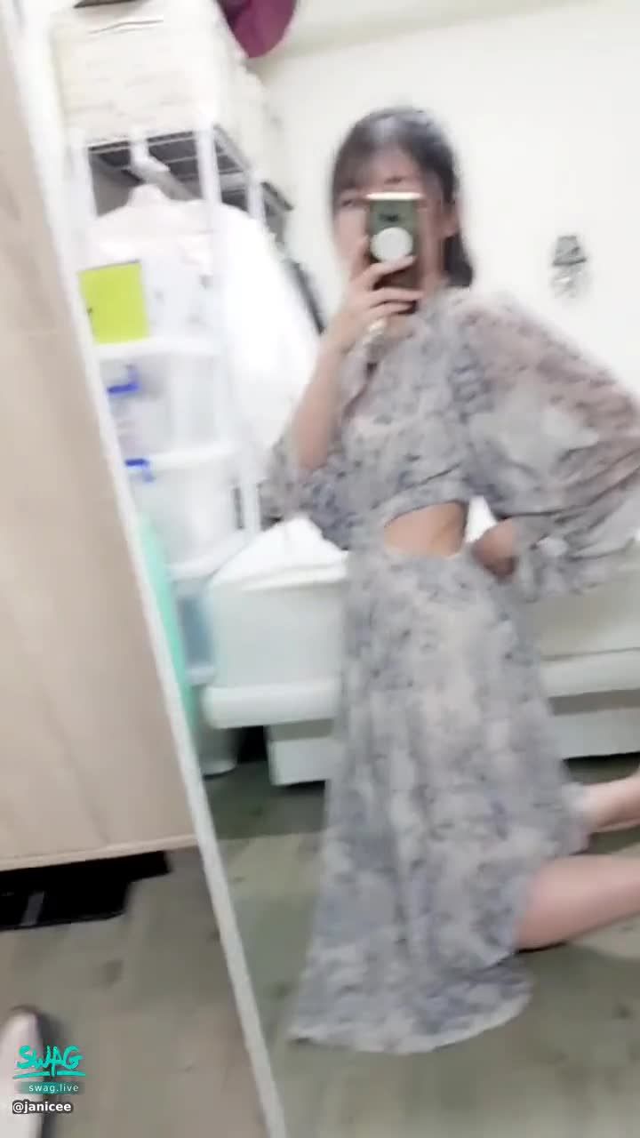 janicee : 白皙美腿開衩🌸