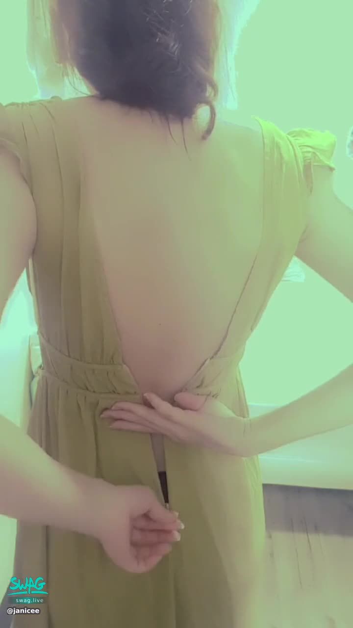 janicee : 脫掉洋裝💋
脫下洋裝♥️
解開拉鍊💋
開衩裙擺露出白皙美腿💖
側邊的鏤空露出腋下💚
Mustard dress💓
#馬尾 #長髮 #性感 #腿控 #赤腳 #裸足 #開衩 #美腿 #腿控 #鎖骨 #洋裝 #sexy