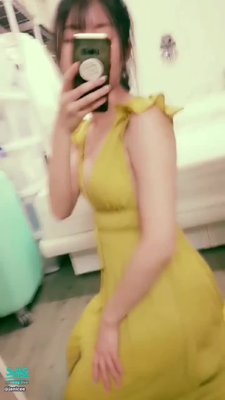 janicee : nu bra的邊緣跑出來了
性感深V👀
露出nu bra的邊緣😈
開衩裙擺露出白皙美腿💖
側邊的鏤空露出腋下💚
Mustard dress💓
#馬尾 #長髮 #性感 #腿控 #赤腳 #裸足 #開衩 #美腿 #腿控 #鎖骨 #洋裝 #sexy