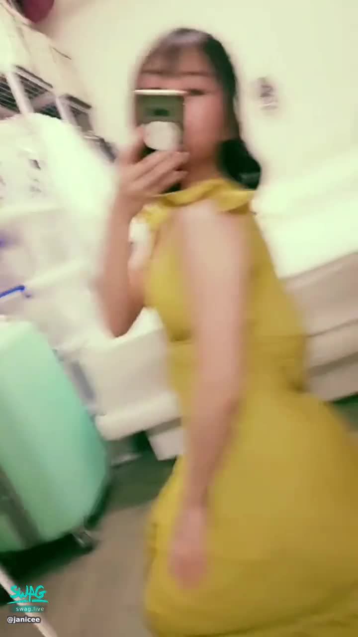 janicee : 解開洋裝的拉鍊，蹲在地上💋
脫掉nu bra😈
開衩裙擺露出白皙美腿💖
側邊的鏤空露出腋下💚
Mustard dress💓
#馬尾 #長髮 #性感 #腿控 #赤腳 #裸足 #開衩 #美腿 #腿控 #鎖骨 #洋裝 #sexy