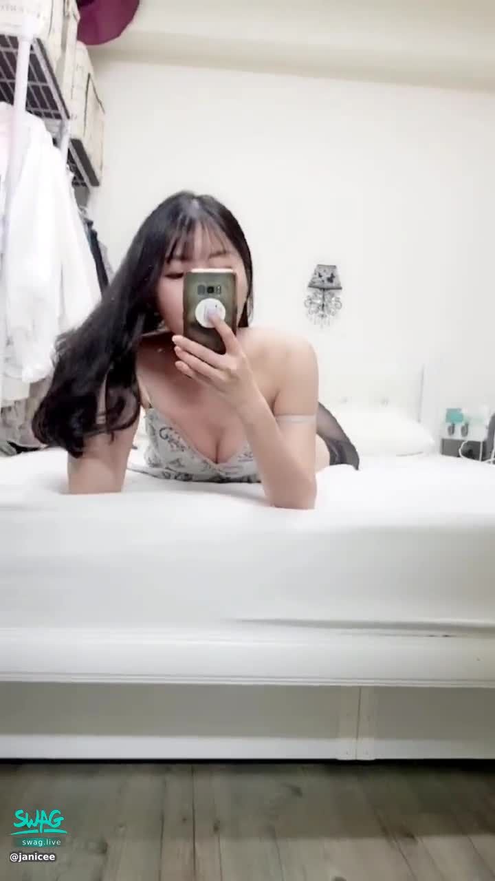 janicee : 把胸部放在床上💗