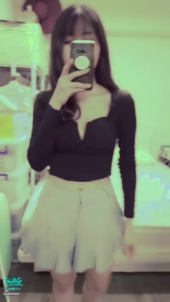 janicee : 露出美腿的小短裙🌹