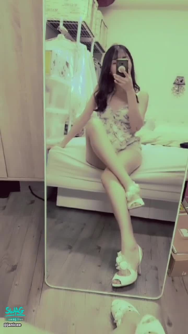 janicee : 赤腳與高跟鞋，你喜歡哪個？
赤腳可愛的腳底與美臀😍
不讓你睡的爆乳睡衣⭐
超短睡褲與花嫁系高跟鞋👠
Your sweet heart💚
#sexy #低胸 #性感 #深V #細肩帶 #赤腳 #裸足 #腿控 #長髮 #黑髮 #美腿 #鎖骨 #乳溝 #短褲 #高跟鞋