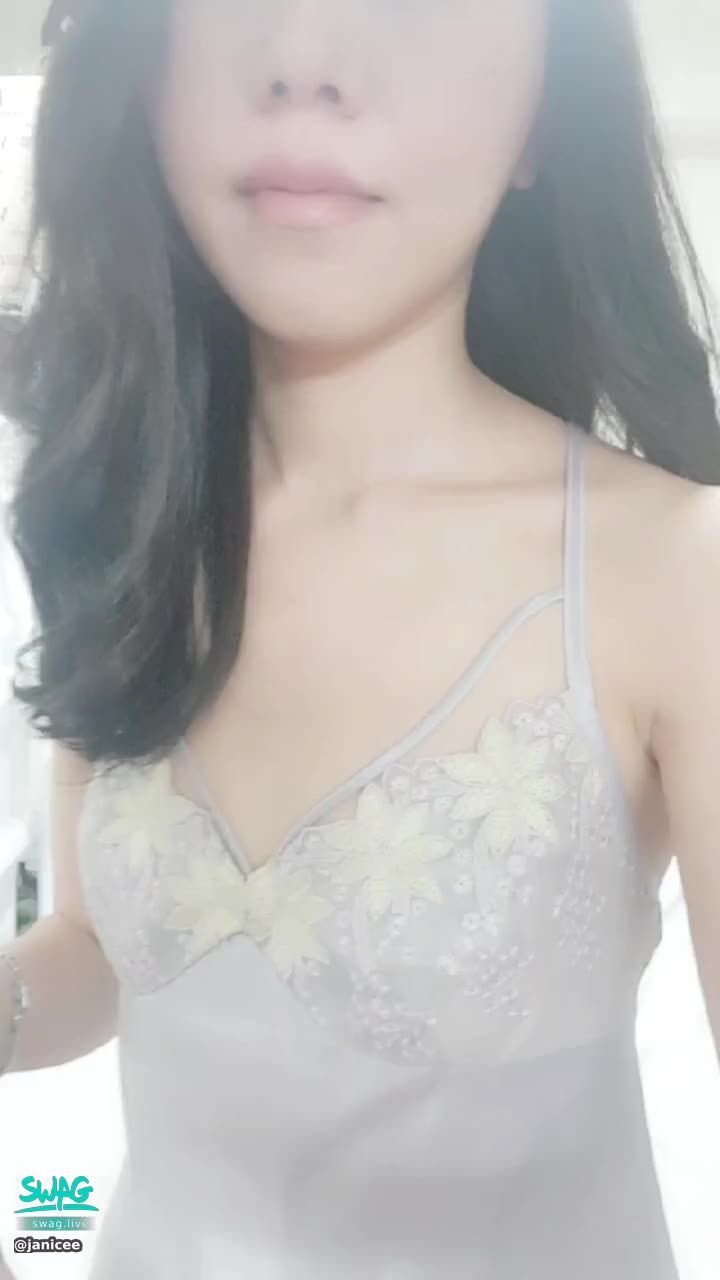 janicee : 想脫掉我的睡衣嗎？