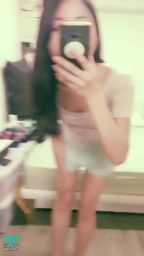 janicee : 貼身低胸的性感
彎腰摸摸白皙的美腿👀
露出好身材的低胸上衣♥️
Tshirt💗
#貼身 #長髮 #短褲 #sexy #裸足 #赤腳 #鎖骨 #美腿 #腿控 #足控 #性感