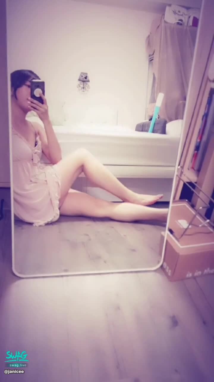 janicee : 馬尾與黑色bra