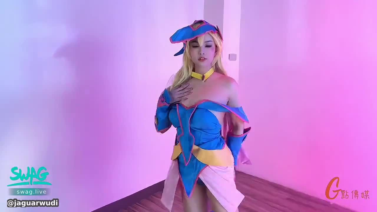 jaguarwudi : 巨乳黑魔導女孩自慰秀