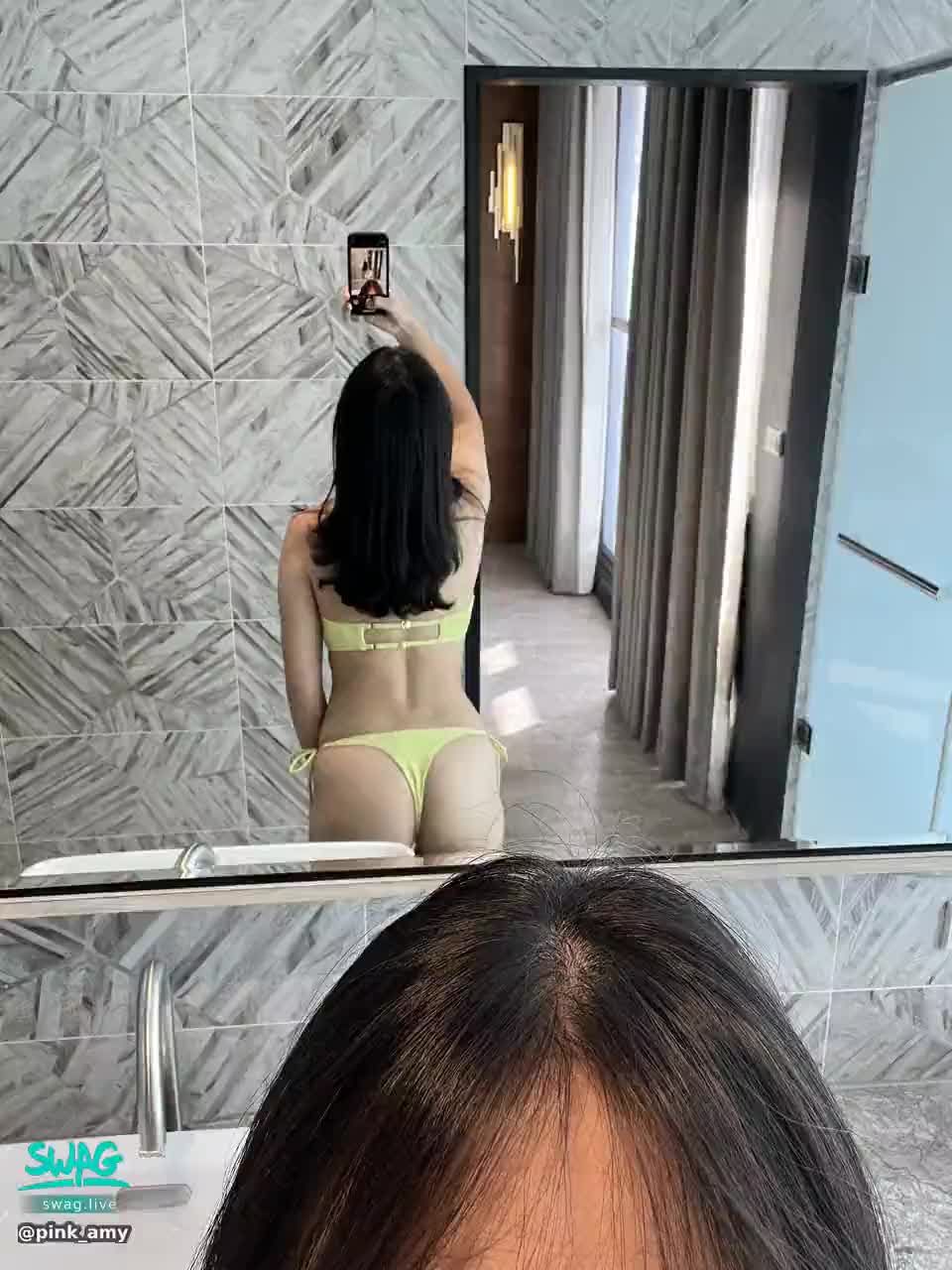 pink_amy : 比基尼背影…終於有機會拍這套泳衣❤️SUP好好玩～