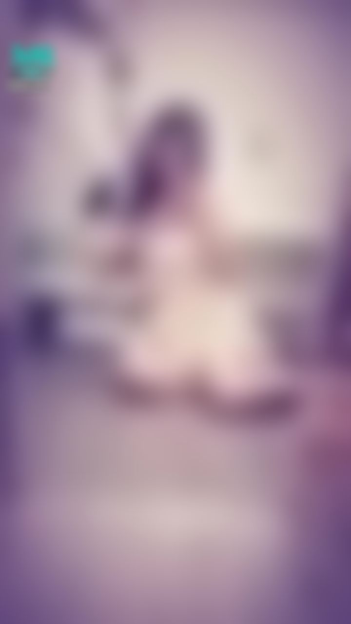 janicee : 白色高跟鞋與露下乳的背心