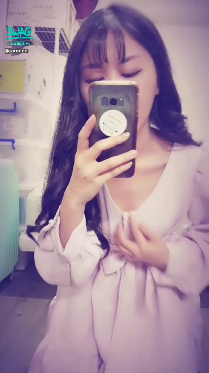 janicee : 穿上膝上襪👀
曝光裙底的角度
你的專屬洋娃娃♥️