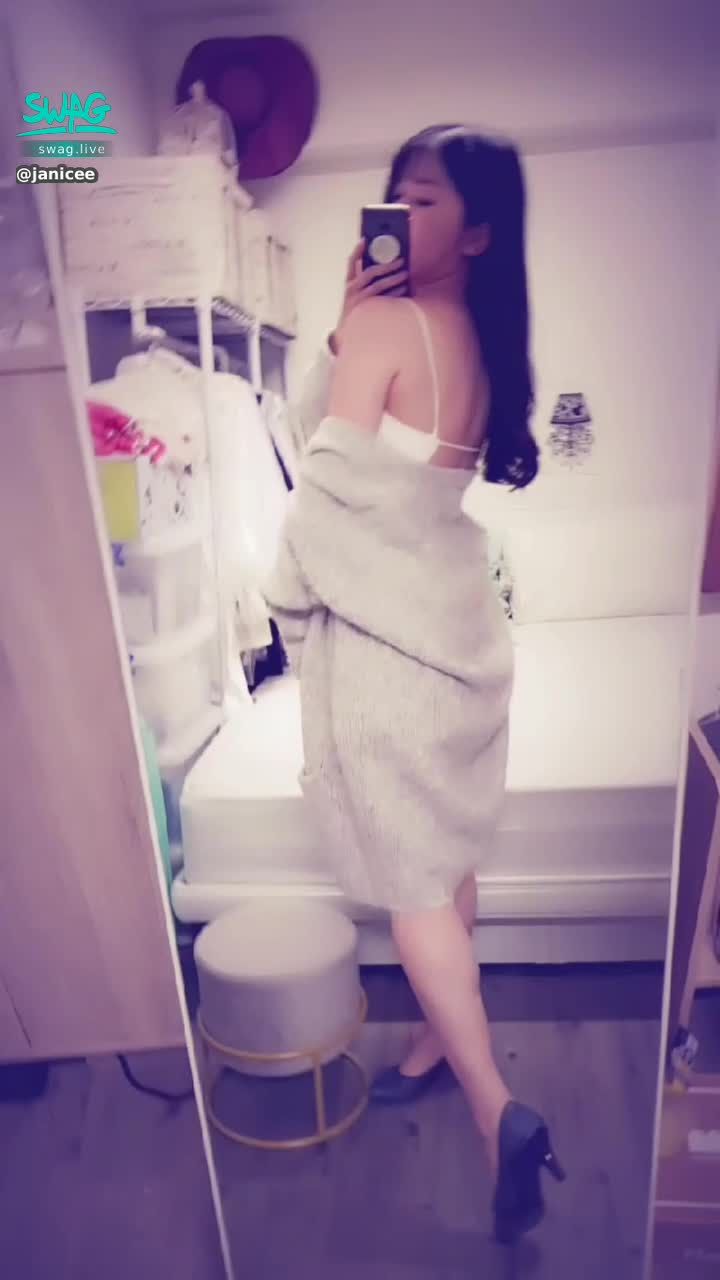  : 挖空露出肌膚