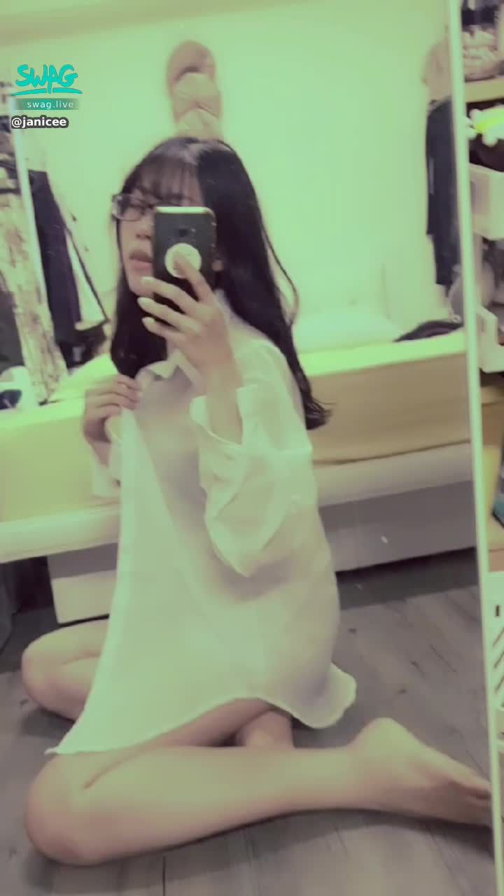 janicee : 揉奶舔嘴💋