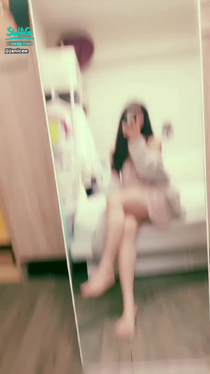 janicee : 睡衣下可愛的赤腳♥️