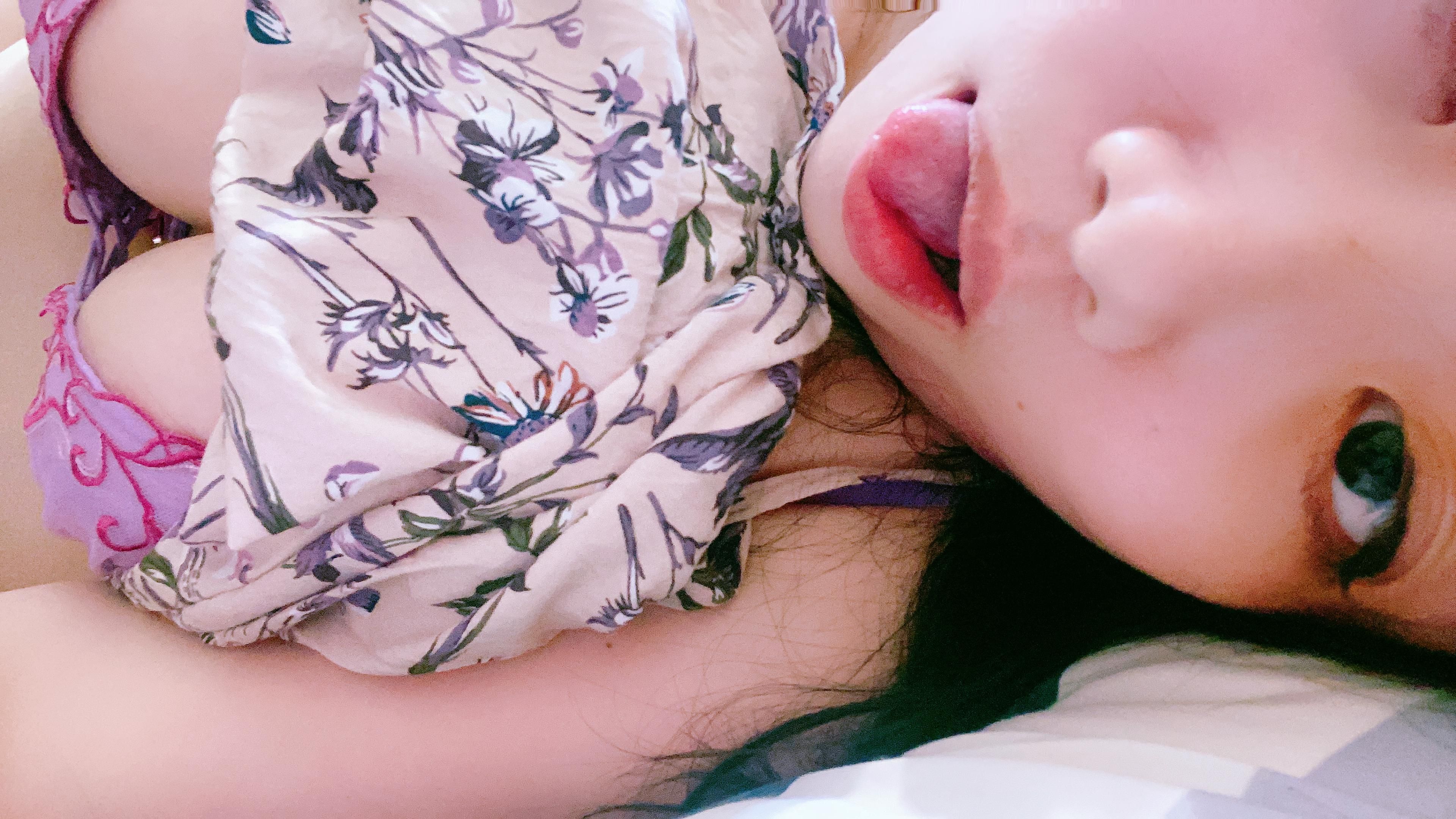 sexyaphrodite : Babe可以跟我玩嗎？
我好想被你插的濕答答