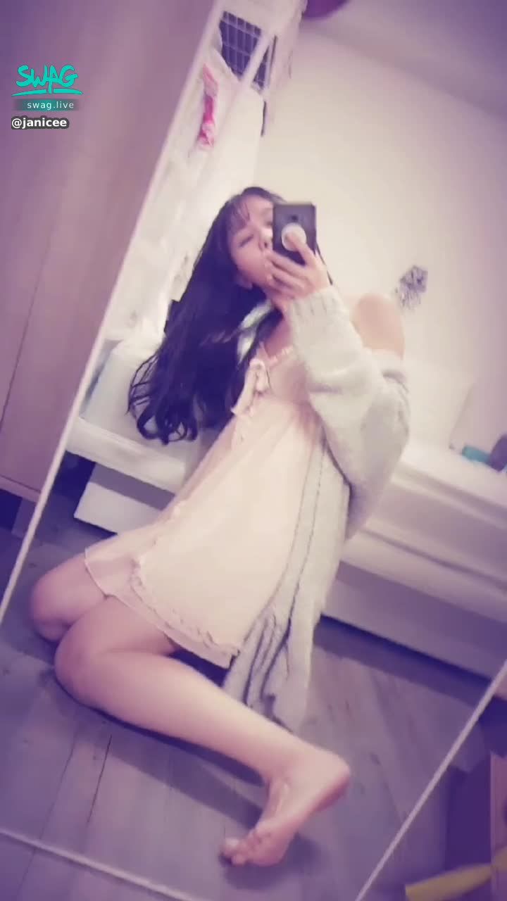 janicee : 睡衣下的美胸😍