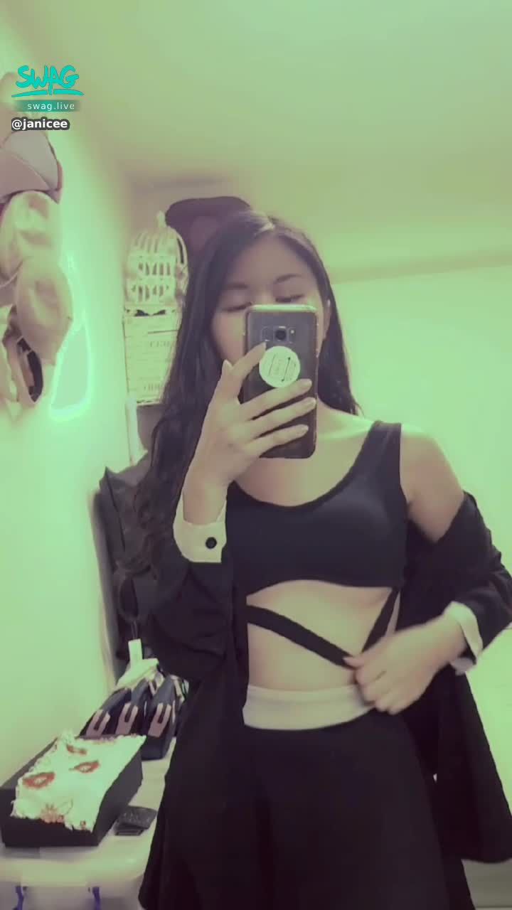 janicee : 露下乳的黑白小可愛😍