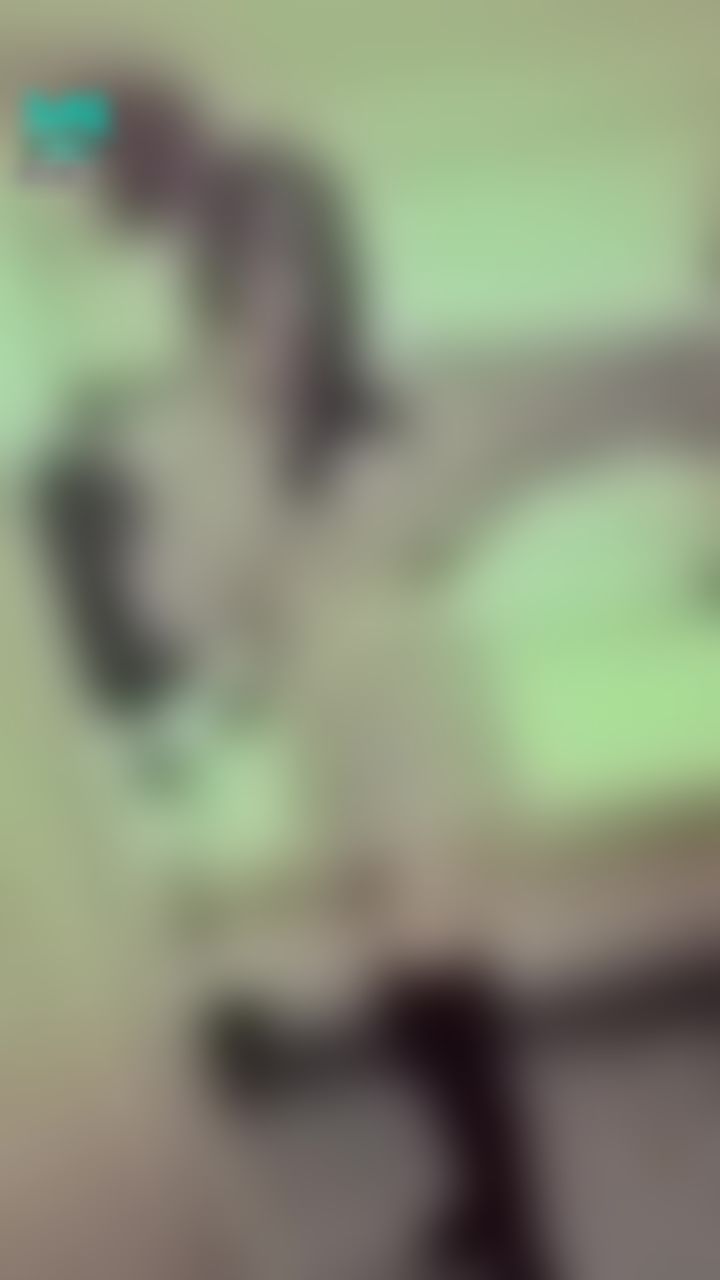 janicee : 黃色內衣與露下乳💗