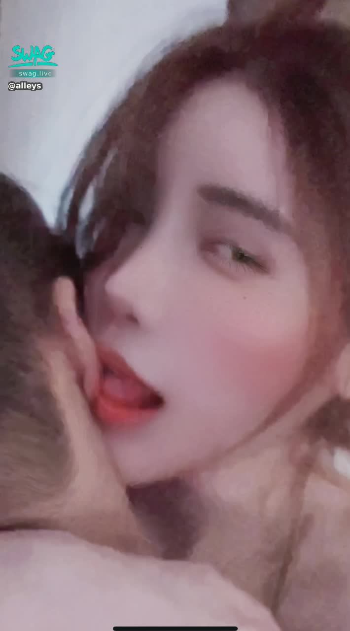 alleys : 新拍❤️露臉愛愛時舔寶貝粉絲的耳朵❤️寶貝說我這張臉很色🥰‼️必收藏🉐️🉐️🐻🐻
