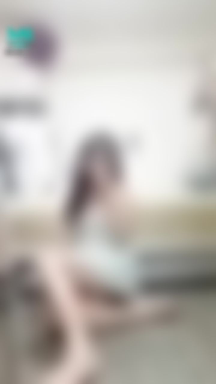 janicee : 放下睡衣的肩帶揉奶😍