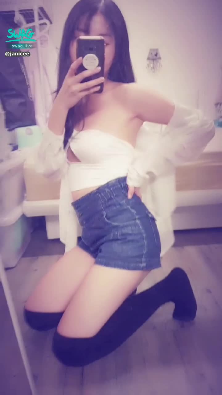 janicee : 性感下乳💋
襯衫下露出南半球的鏤空上衣💙
黑色膝上襪的絕對領域💓
Semisphere😈
#鏤空 #長髮 #小可愛 #sexy #絕對領域 #膝上襪 #美腿 #鎖骨 #短褲 #南半球 #下乳