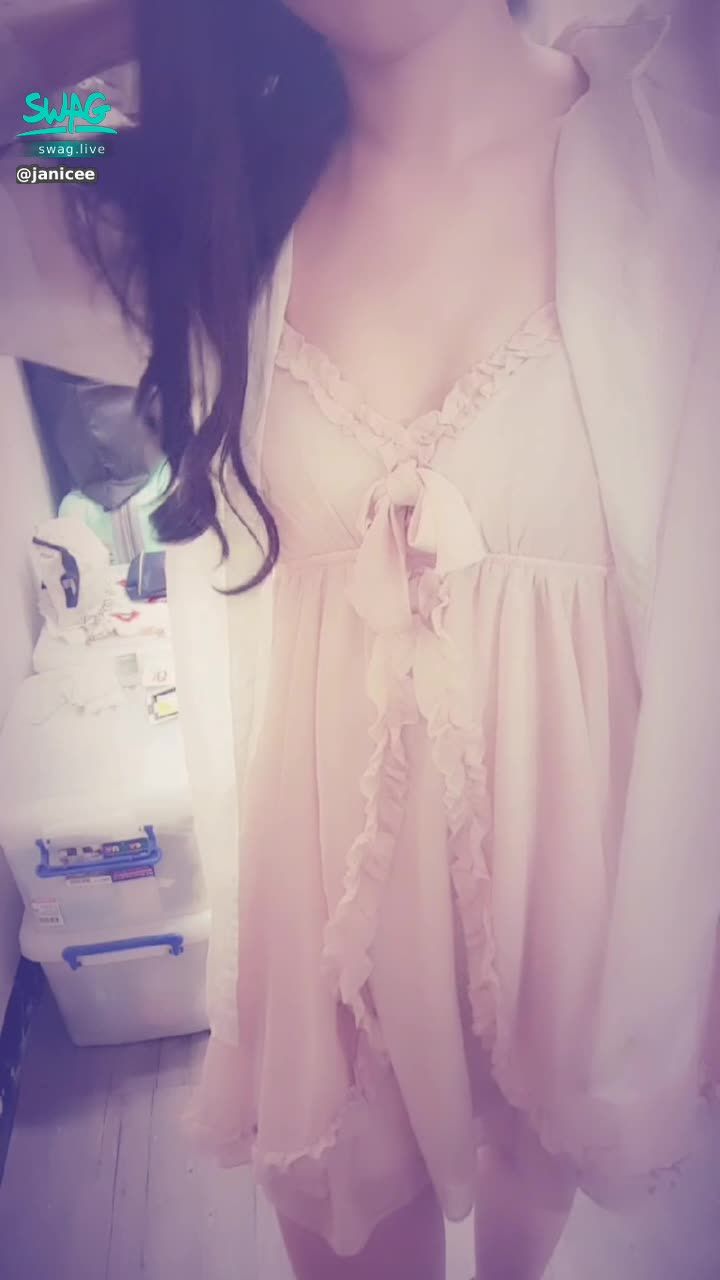 janicee : 揉奶與脫睡衣