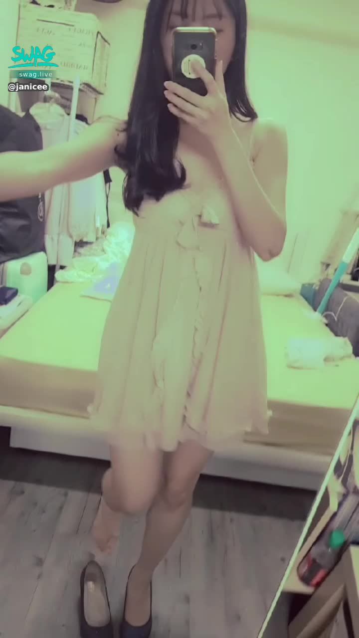 janicee : 床上放下睡衣的肩帶💓
性感睡衣💙
想解開胸口的蝴蝶結嗎🎀？
Pinkish💖
#性感 #長髮 #睡衣 #sexy #腿控 #鎖骨 #短裙 #低胸 #高跟鞋 #赤腳 #裸足 #美腿 #細肩帶 #bra #內衣