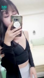 janicee : 脫下洋裝與內著😈
深V黑色bratop💋
快撐不住的細肩帶💓
露出肩頸的低胸曲線💗
#眼鏡 #黑絲 #膝上襪 #絕對領域 #高跟鞋#鎖骨 #低胸 #乳溝 #長髮 #美腿 #腿控 #短褲 #細肩帶 #美背
