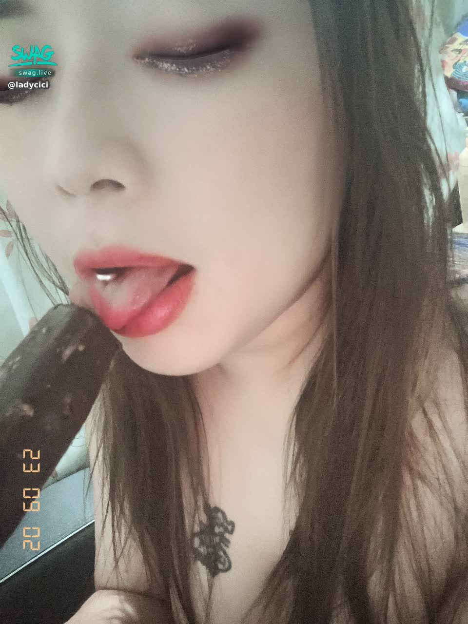 ladycici : 她说她喜欢玩辅助的男孩子。