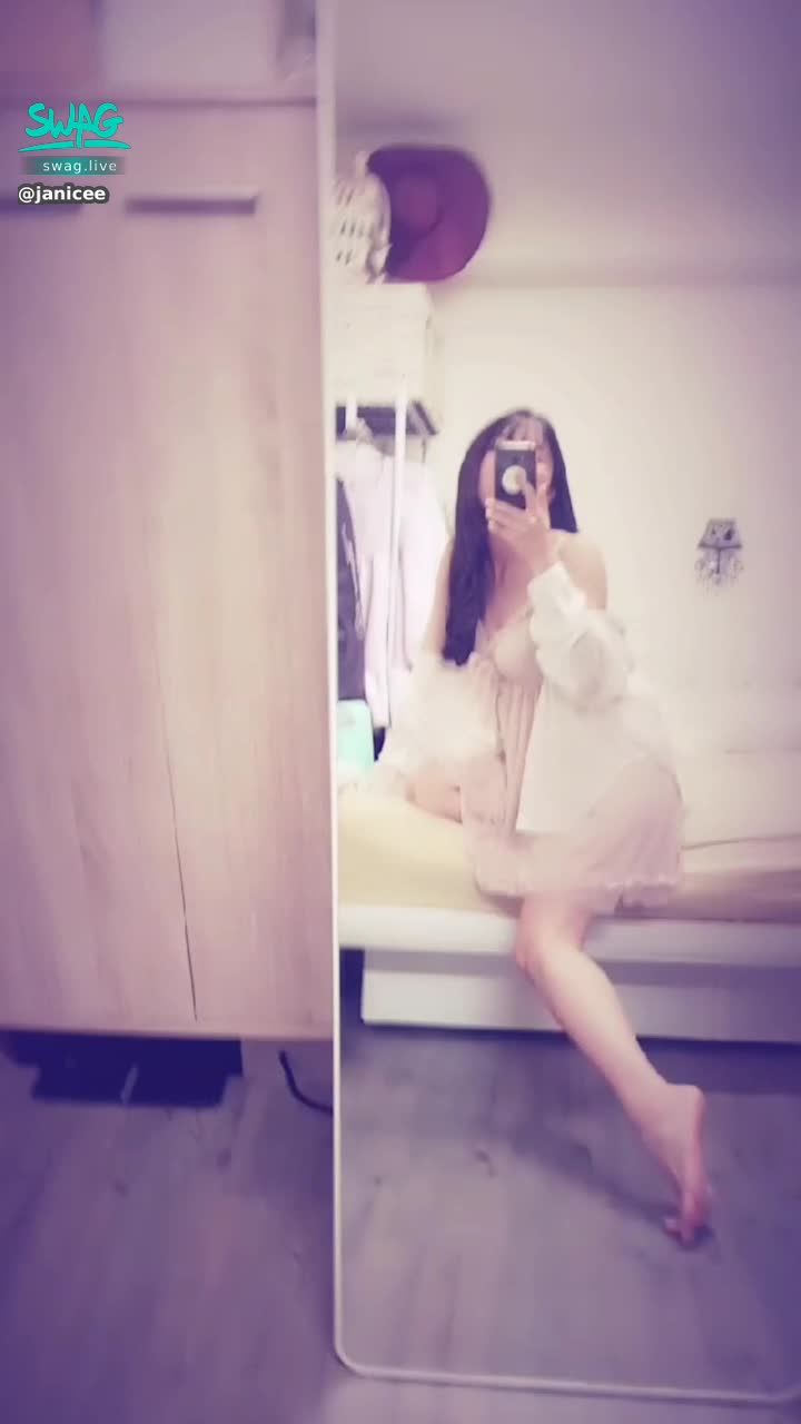 janicee : 側身動動美腿，露出內衣的角度👀
粉紅低胸睡衣💙
想解開胸口的蝴蝶結嗎🎀？
Pinkish💖
#性感 #長髮 #睡衣 #sexy #腿控 #鎖骨 #短裙 #低胸 #赤腳 #裸足 #美腿 #細肩帶 #bra #內衣