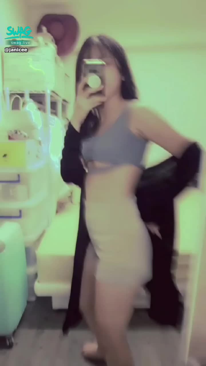 janicee : 轉過身的美臀微笑線😈