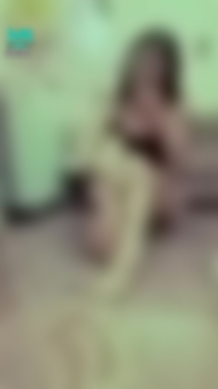 janicee : 性感M字腿😈