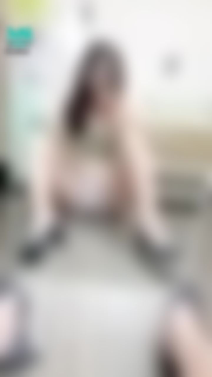 janicee : 高跟鞋M字腿摸摸與露出腳底😈