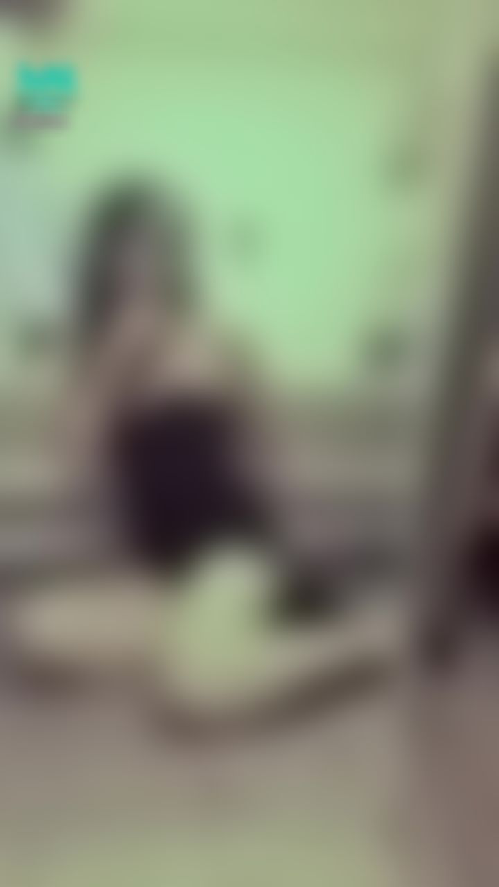 janicee : 脫下外套，露出馬甲💋