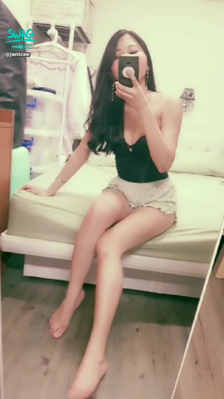 janicee : 交叉馬甲M字腿，讓你想要了嗎？
還有脫下絲襪的赤腳😍
魔鬼身材💋
好短的開衩睡褲💙
Silk stocking💗
#膚絲 #絲襪 #馬甲 #美腿 #短褲 #露肩 #長髮 #黑髮 #鎖骨 #腿控 #性感 #sexy #氣質 #低胸 #赤腳 #裸足