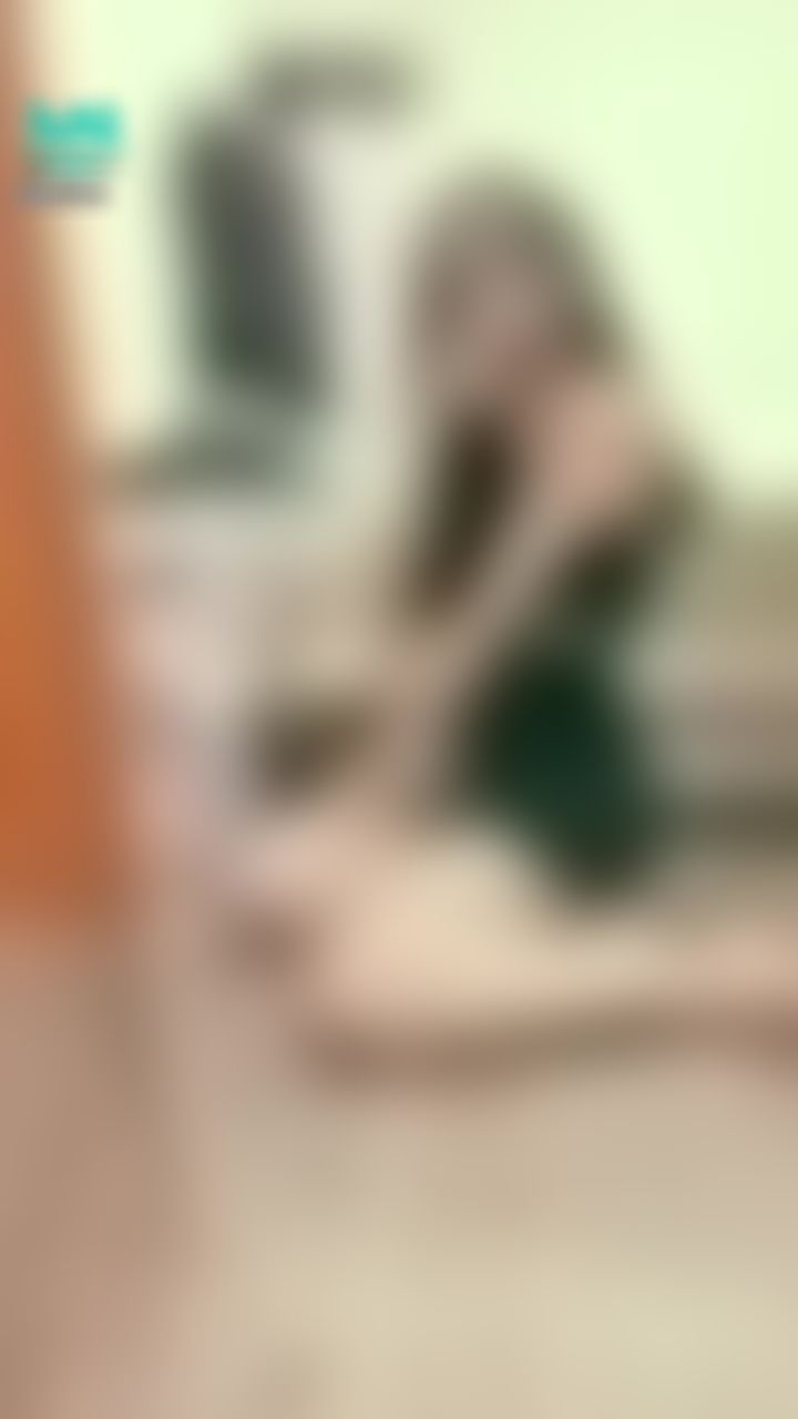 janicee : 胸口性感的開洞