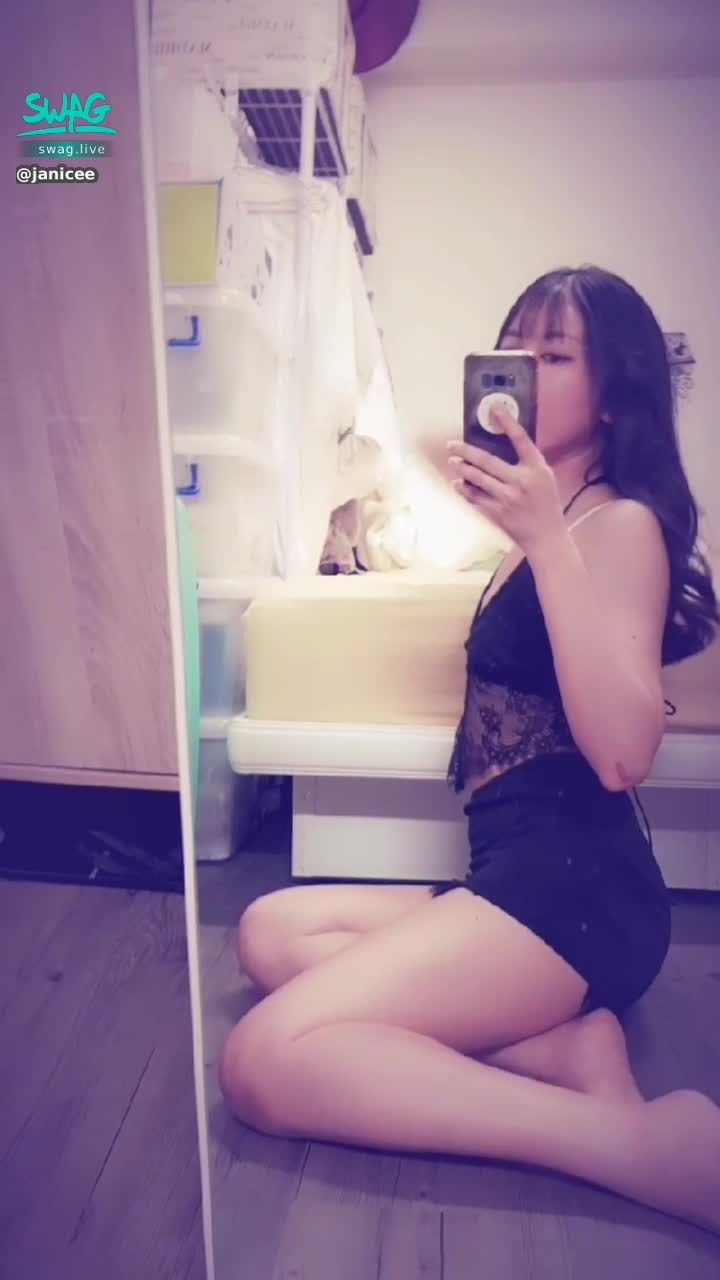  : 嫩唇與揉奶😈