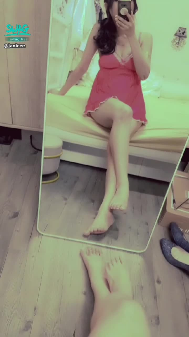 janicee : 喜歡睡衣還是脫掉洋裝？