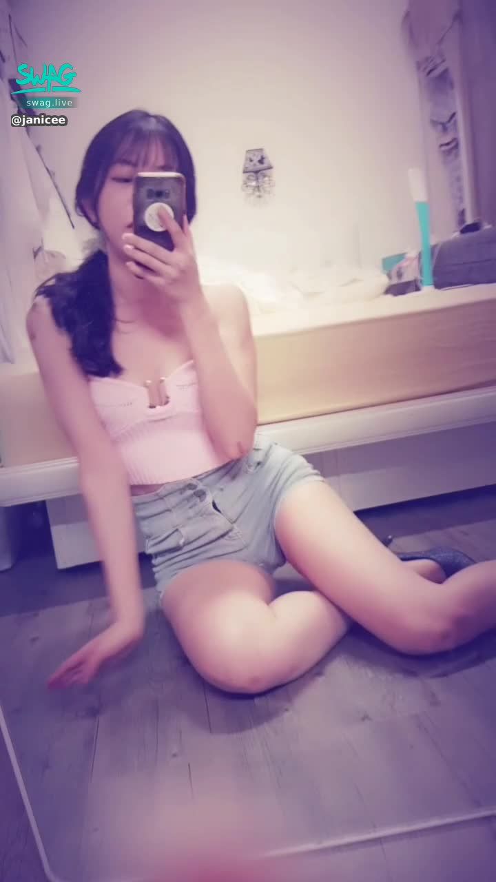 janicee : 高跟鞋M字腿摸摸🌹
容易露出內衣的針織馬甲😈
胸口的金色鏤空小心機⭐找亮點💚
鏤空短褲💓
Summer knitwear😍
#性感 #長髮 #sexy #腿控 #鎖骨 #sexy #短褲 #高跟鞋 #肩膀 #腿控 #美腿 #低胸 #乳溝 #針織 #M字腿
